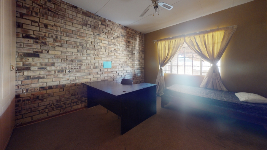 6 Bedroom Property for Sale in Kannoniers Park North West